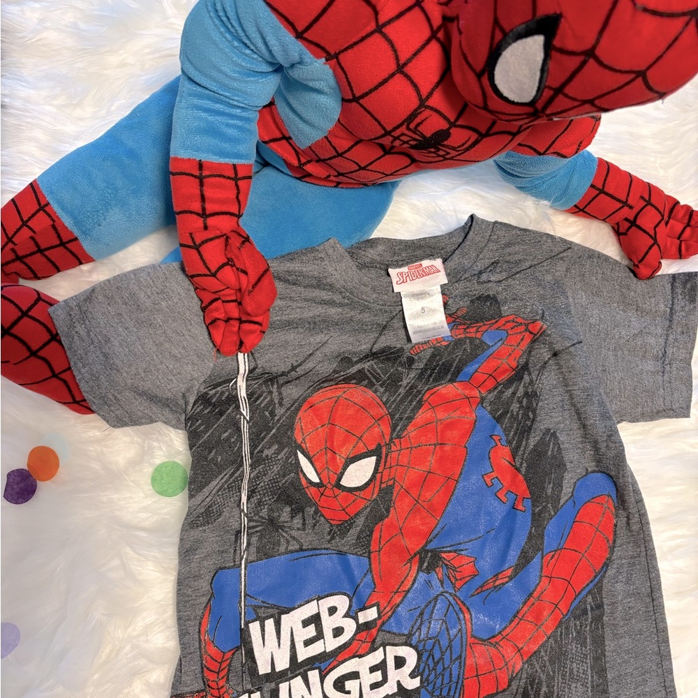 Boys Spiderman printed short sleeve tee. Size 5. Gray/ Red.